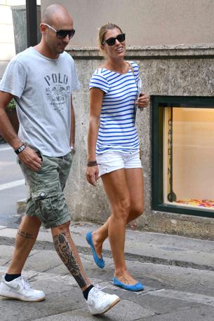 Francesca Piccinini e l'ex cestista Roberto Gentile a passeggio per il centro di Milano